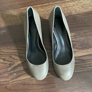 Tory Burch closed toe 2 inch pump - size 7.5